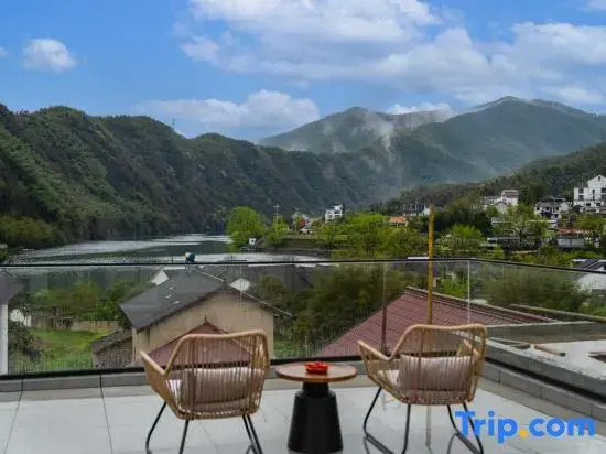 No. 8 Hong Village Holiday Inn in Ningguo