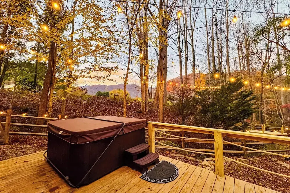 Hot Tub & Stone Fire Pit: Smoky Mountain Oasis!