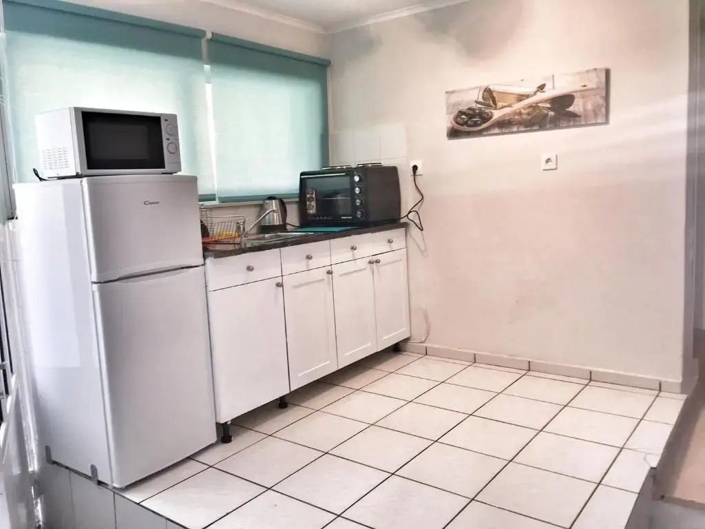 Renovated apt 100m from beach WiFi AC