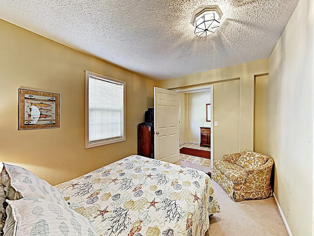 Fish N Hooks W/ Ocean-view Porch, Steps To Beach 5 Bedroom Home