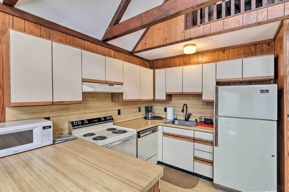 7 Miles to State Park: Poconos Getaway w/ Deck!