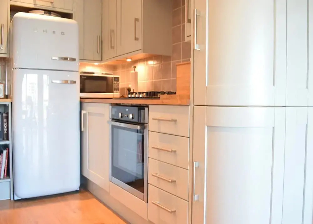Newly Refurbished Thameside Apartment
