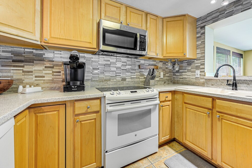 10 Mi to Bonita Beach: Pet-friendly Home w/ Yard!