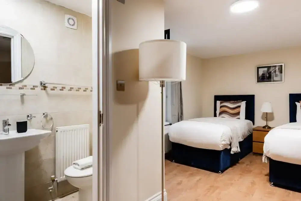 Warm Apartments in Queensway