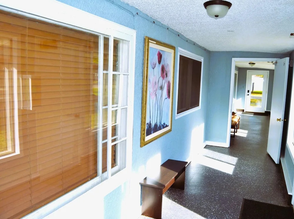 Red 4 Apartment - Experience the Comfort of This Charming