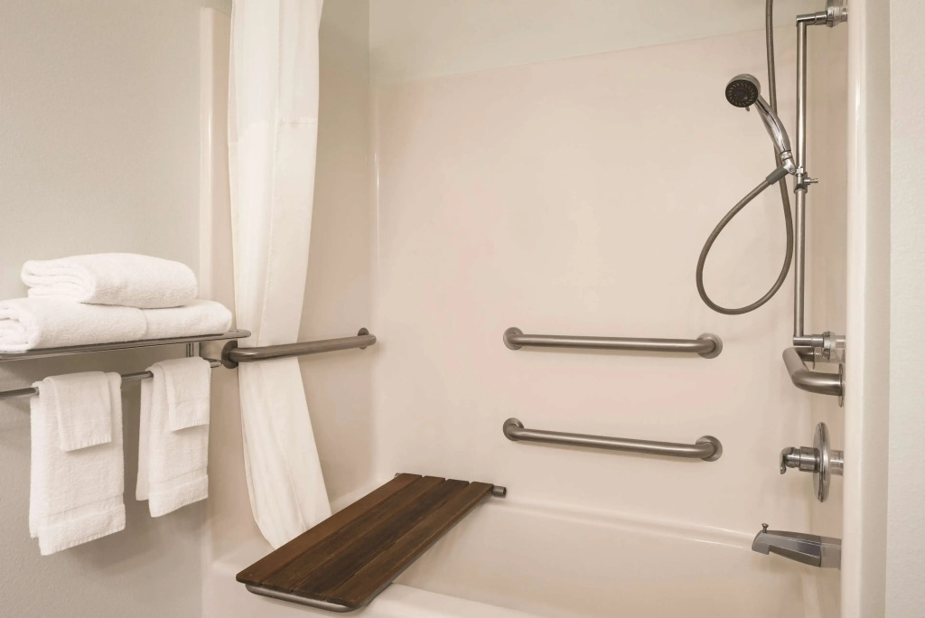 Country Inn & Suites by Radisson, Waterloo, IA