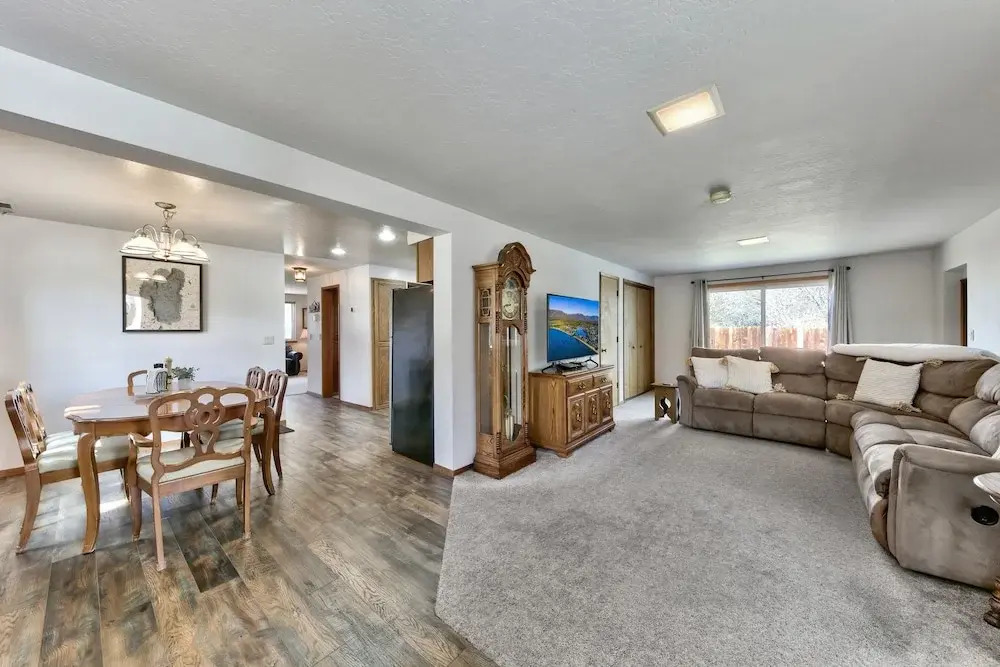 853p Lakeside Beach 4 Bedroom Home