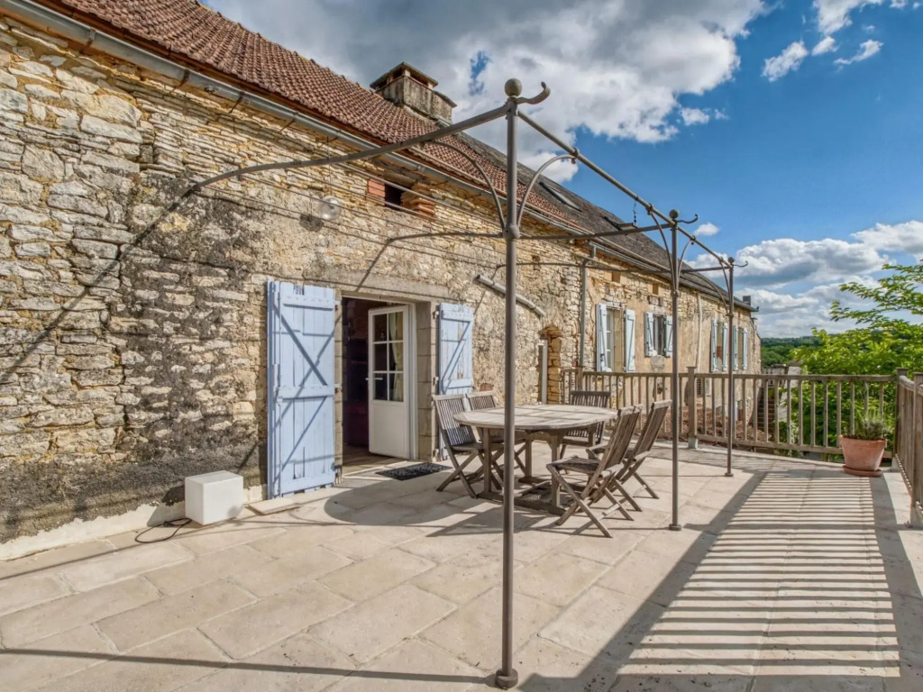 Alluring Holiday Home in Dégagnac with Heated Pool