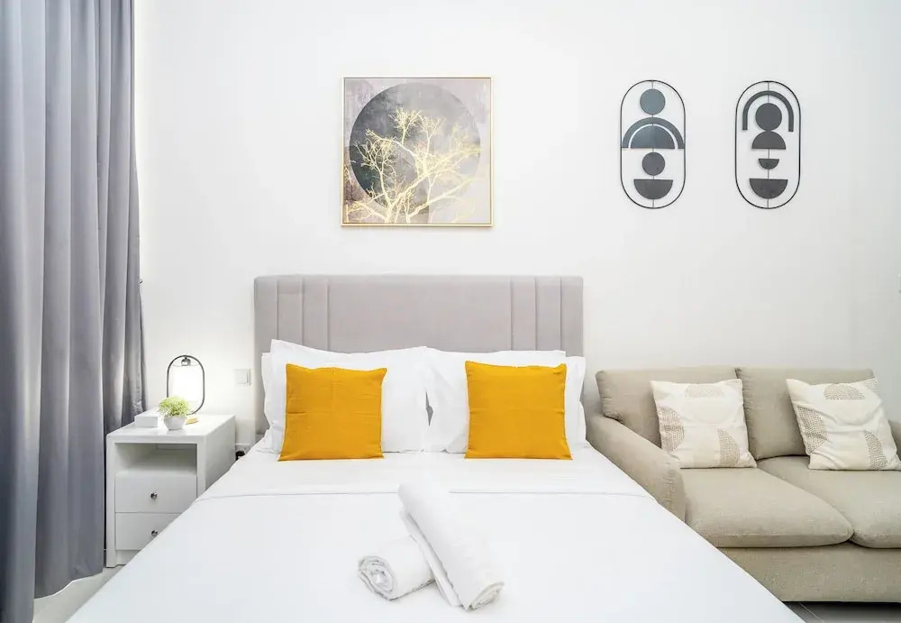 Tanin - Sleek Studio Offering Unobstructed City Views