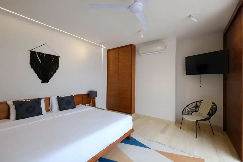 408 Luxurious Apt King Bed