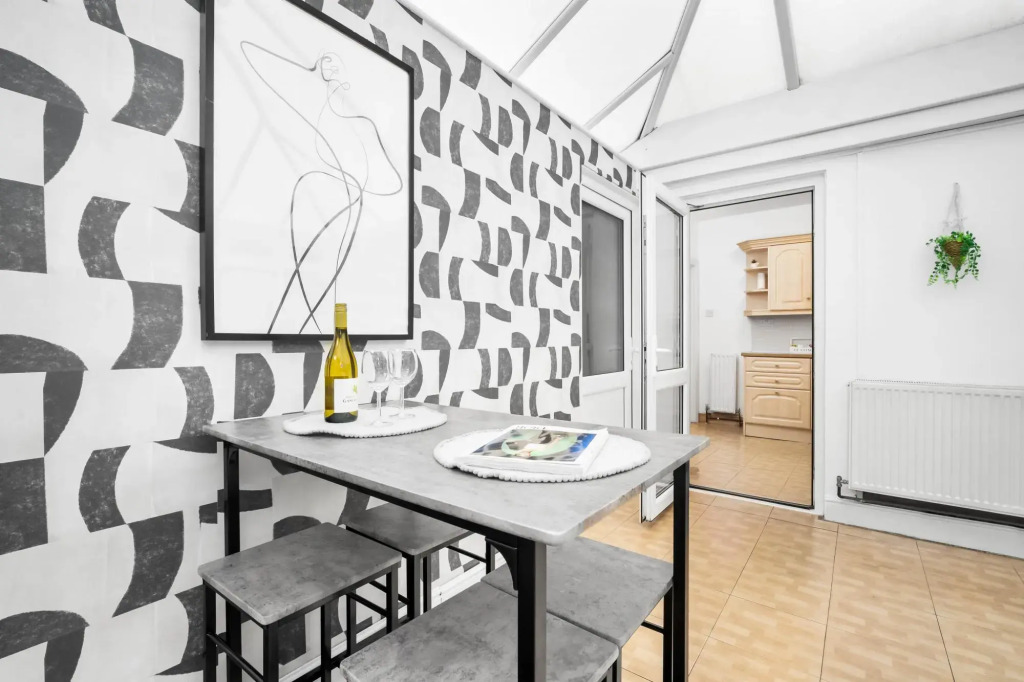 Spacious House With Garage and Garden South of Birmingham Centre