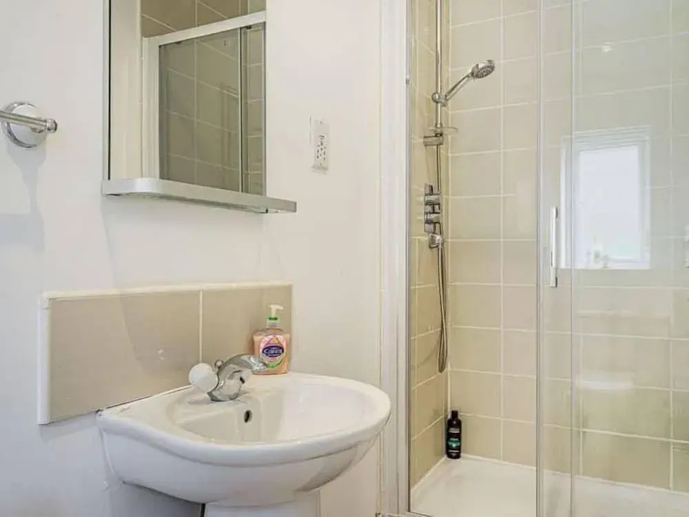 Numero Uno Detached Aparthouse 7 BR Hot Tub Wifi Parking Contractors and Group Friendly