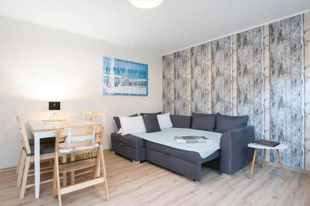 Wohnung 4, Leni
