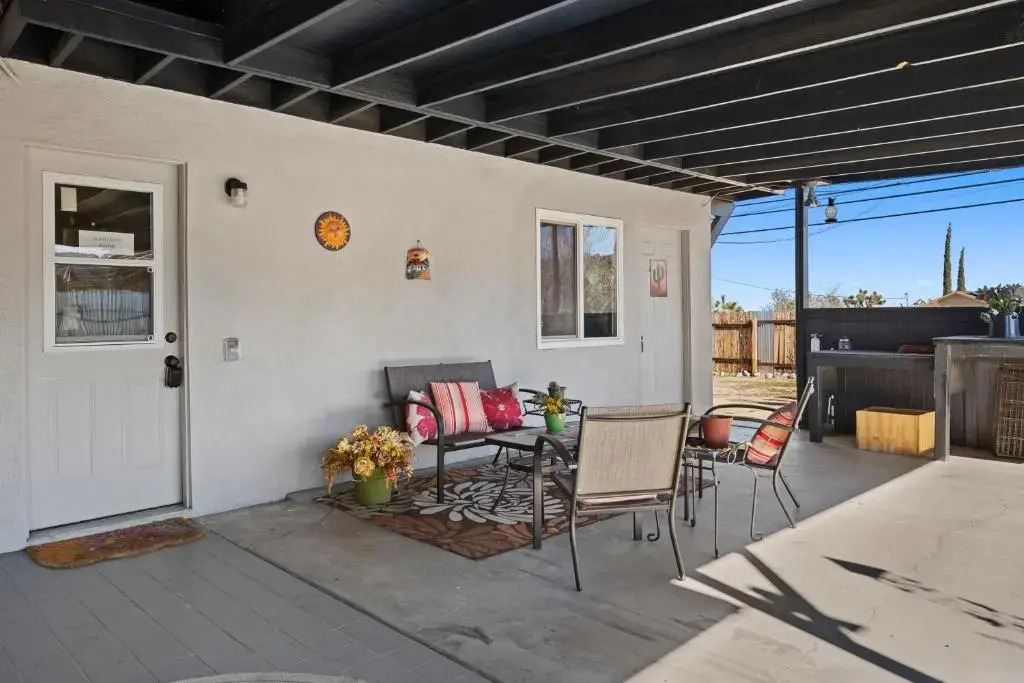 Desert Serenity in Yucca/Joshua Tree w/AC & Fire pit