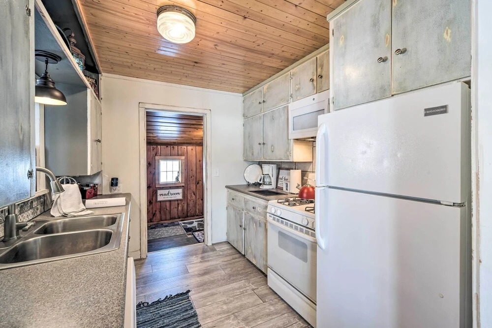 Family Home - Walk to Town & Balsam Lake