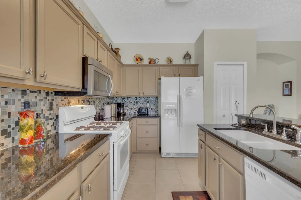 E131MJL - 4 beds pool & spa home on golf course