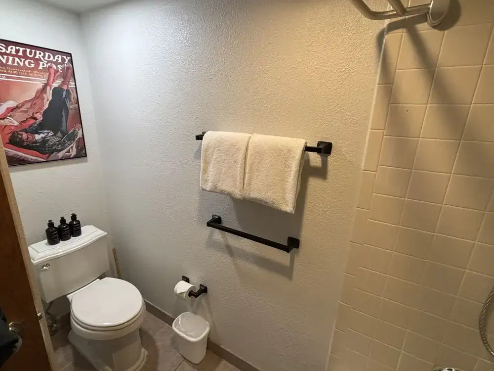 Studio in Lakeside Village, Updated Kitchen & Bath apts