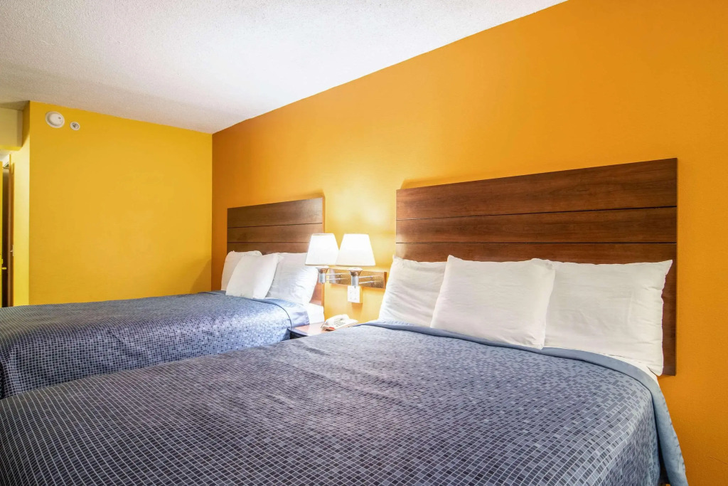 Econo Lodge At Six Flags