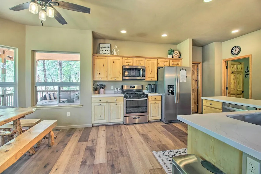 Wooded Hideaway! Spacious Show Low Log Cabin