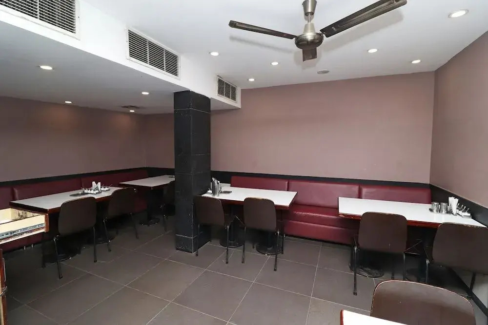 Oyo 28796 Hotel Rajhans