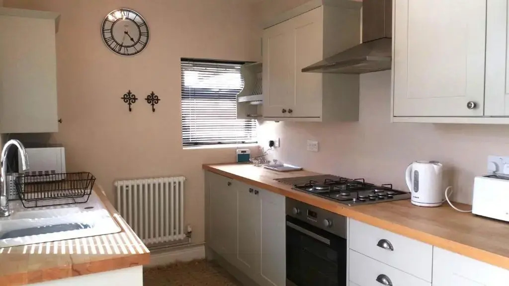 Entire 2-Bedroom House with Garden