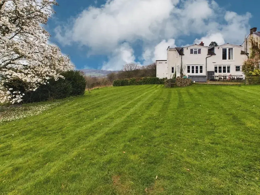 Country House-14guests-parking-hottub-amazingviews