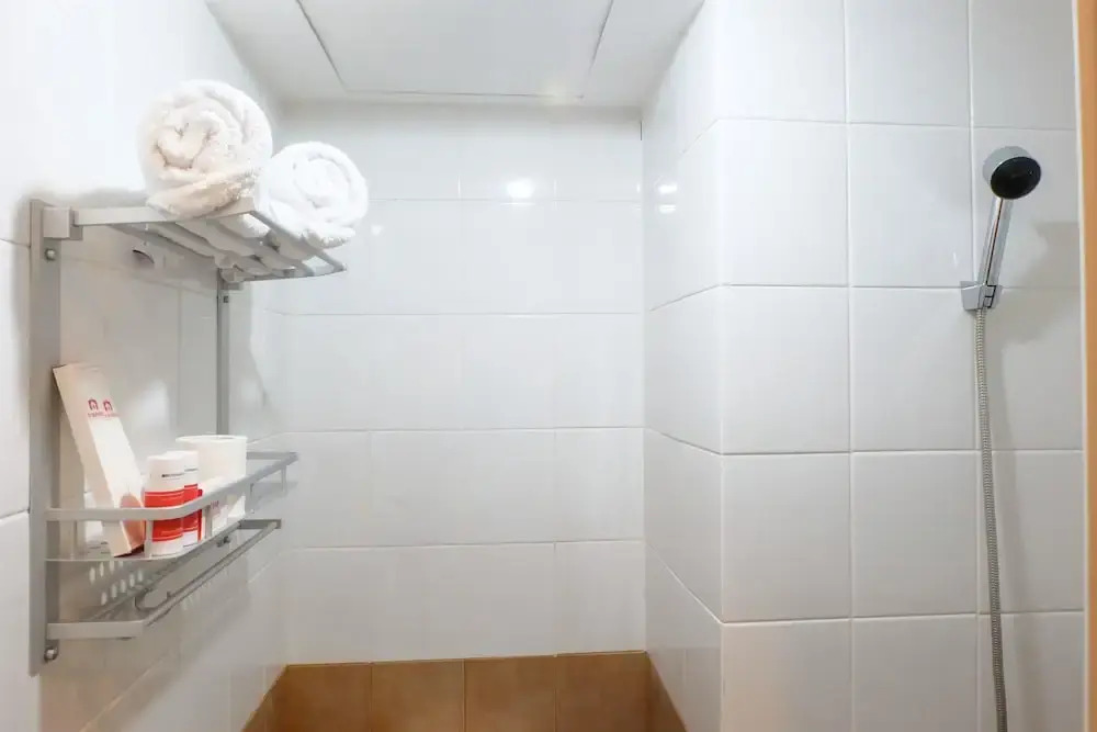 Modern Studio Apartment 28 On Top Of Green Pramuka Mall