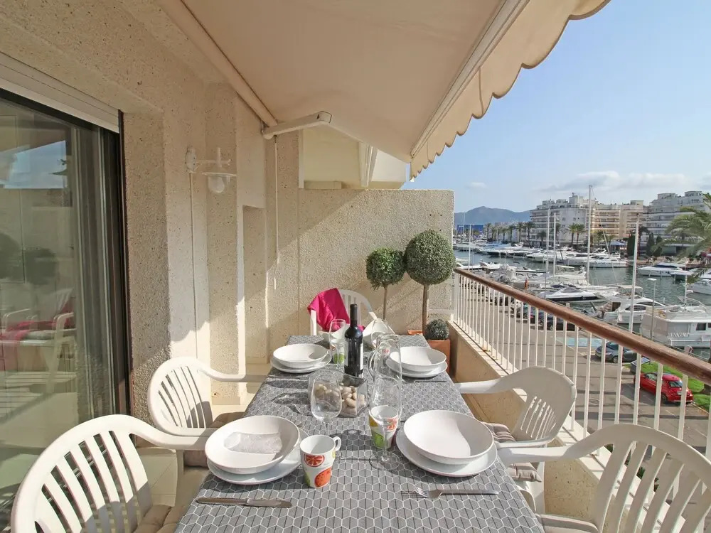 Peaceful Apartment in Empuriabrava with Terrace near Beach