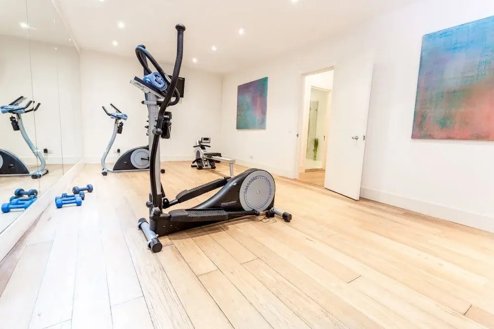 Ultra-luxurious 4BR home in Bayswater with gym, parking and private terrace