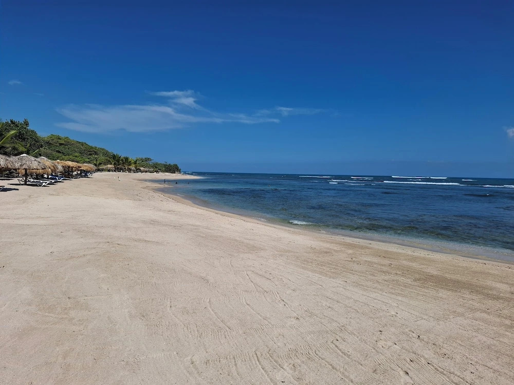 2-bedroom Beach Apartment With Pool Costambar
