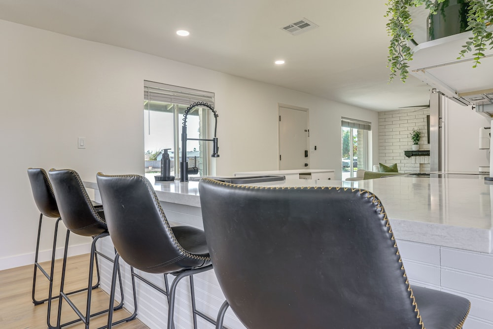 Snowbird Haven w/ Hot Tub! 3 Mi to Dtwn Chandler