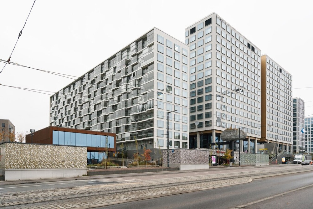 Modern 1BR Apt in Mall of Tripla