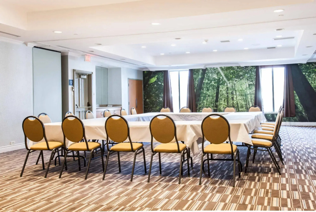 Best Western Premier Toronto Airport Carlingview Hotel