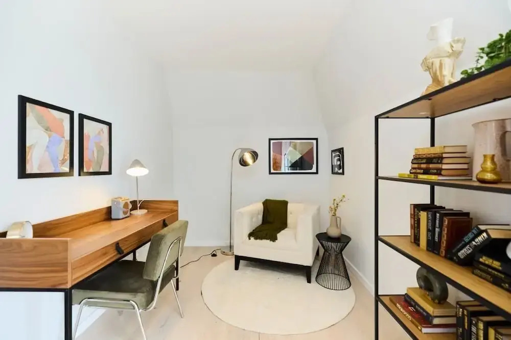 The Brondesbury Hideaway - Stylish 3bdr Flat With Balcony + Parking