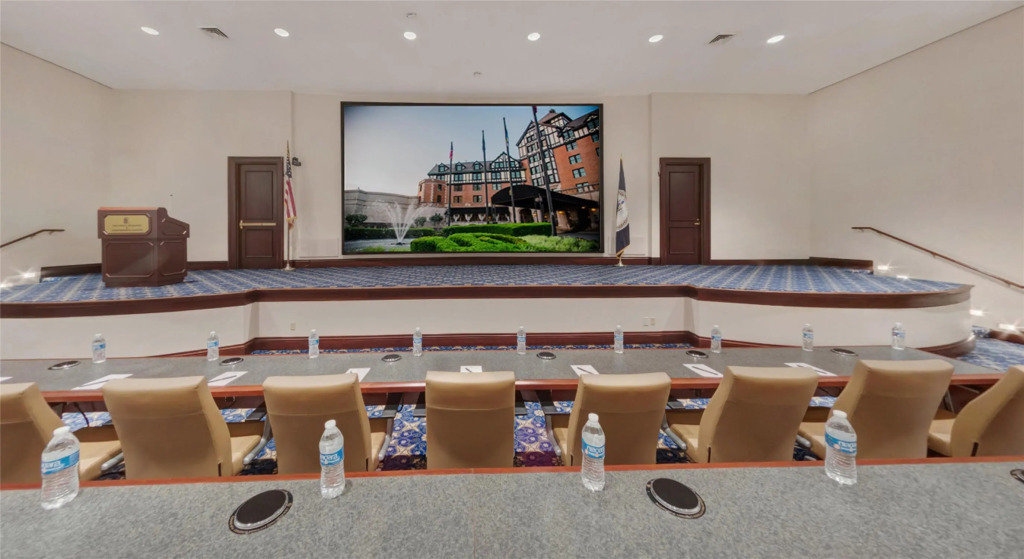 Hotel Roanoke & Conference Center, Curio Collection by Hilton
