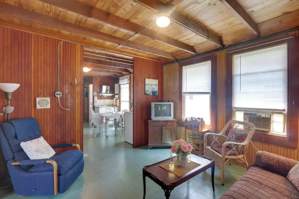 'grandma's Cottage' w/ Sunroom: Walk to Beach