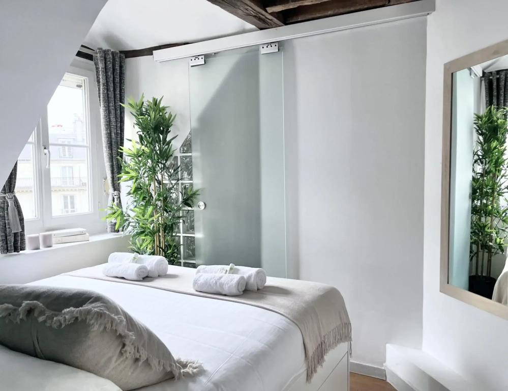 1612 B - Best deal in Pigalle