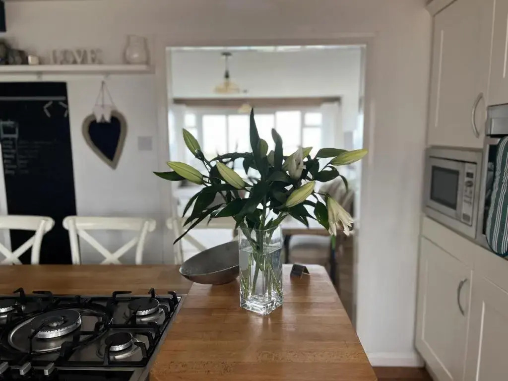 Sea Facing 2Bd Terraced Home - Peacehaven