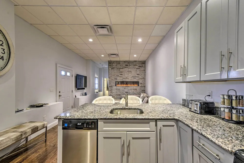 Pet-friendly Apartment, 6 Miles to Downtown