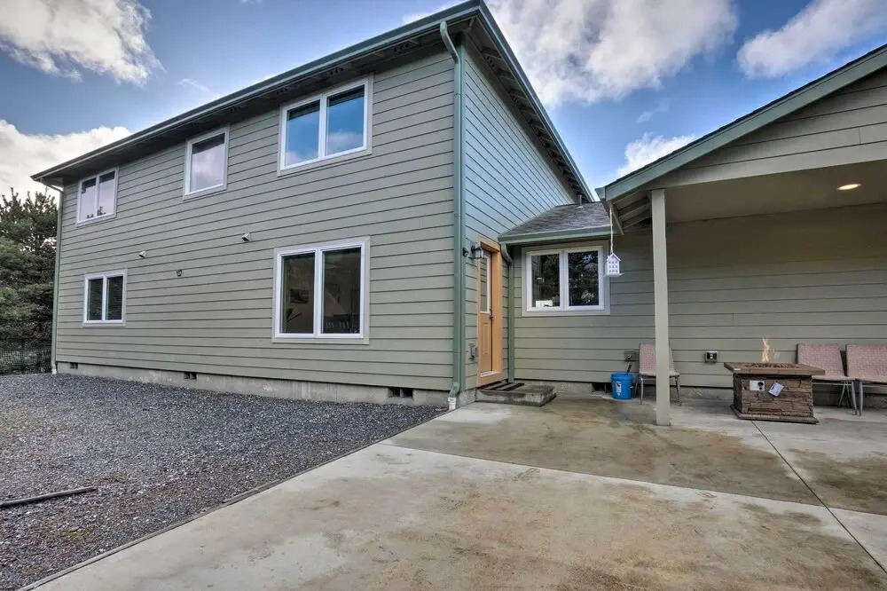 Spacious Bandon Getaway - 2 Blocks to Ocean!