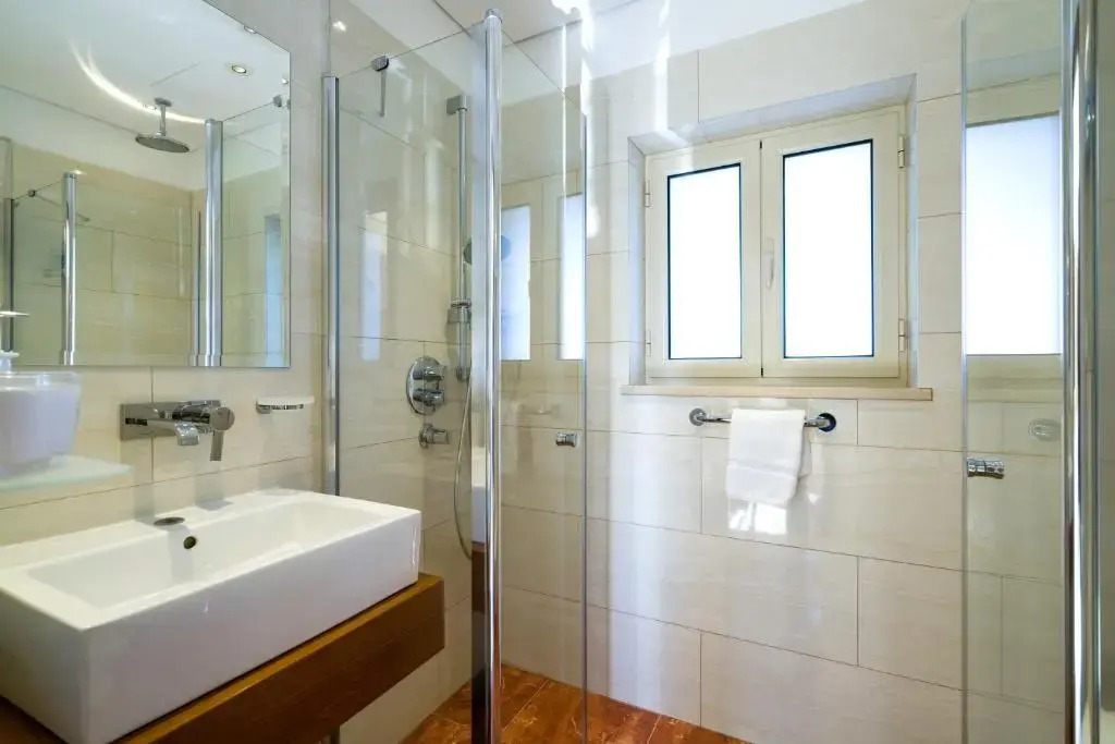 5 bedroom Villa Rio with large private pool and hot tub, Aphrodite Hills Resort