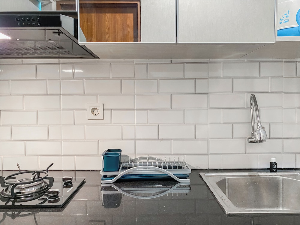 Warm And Minimalist 1Br Without Living Room Grand Kamala Lagoon Apartment