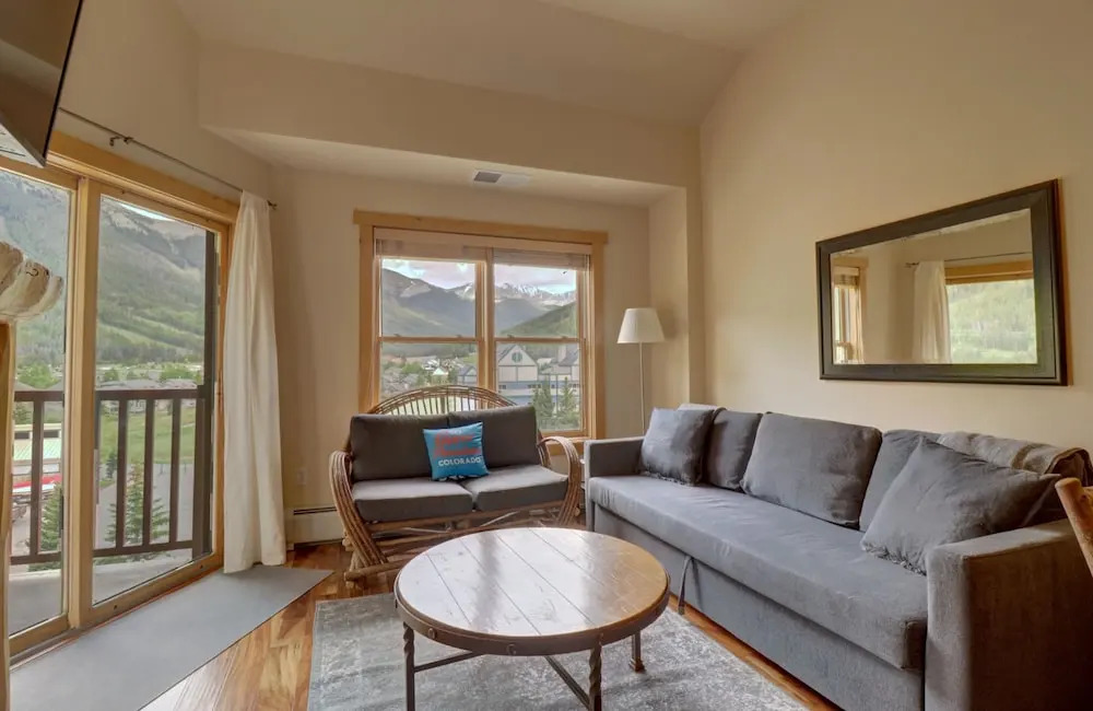 Modern Condo with Amazing Views, Right next to the Lift - CS407 by Redawning