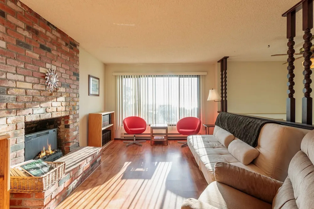 35 SW Hurbert St House - 3 Br home by RedAwning