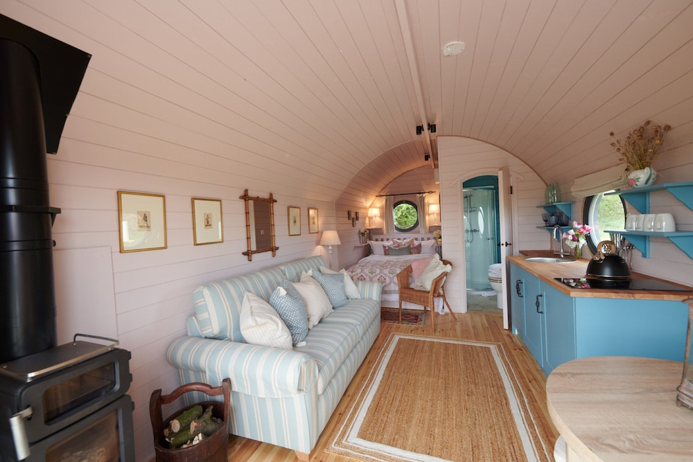 Cabins in Oxfordshire With Hot Tub & Meadow Views