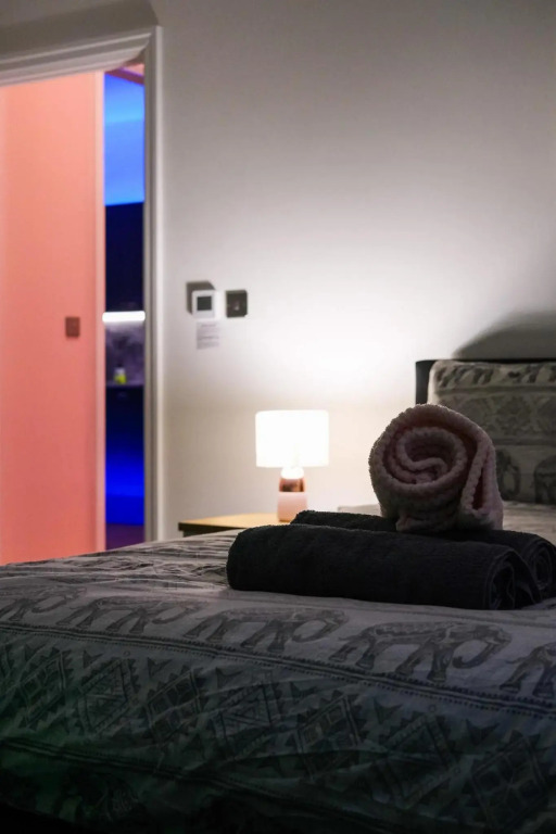The Eden Warehouse - Pink Apartment (sleeps 4)
