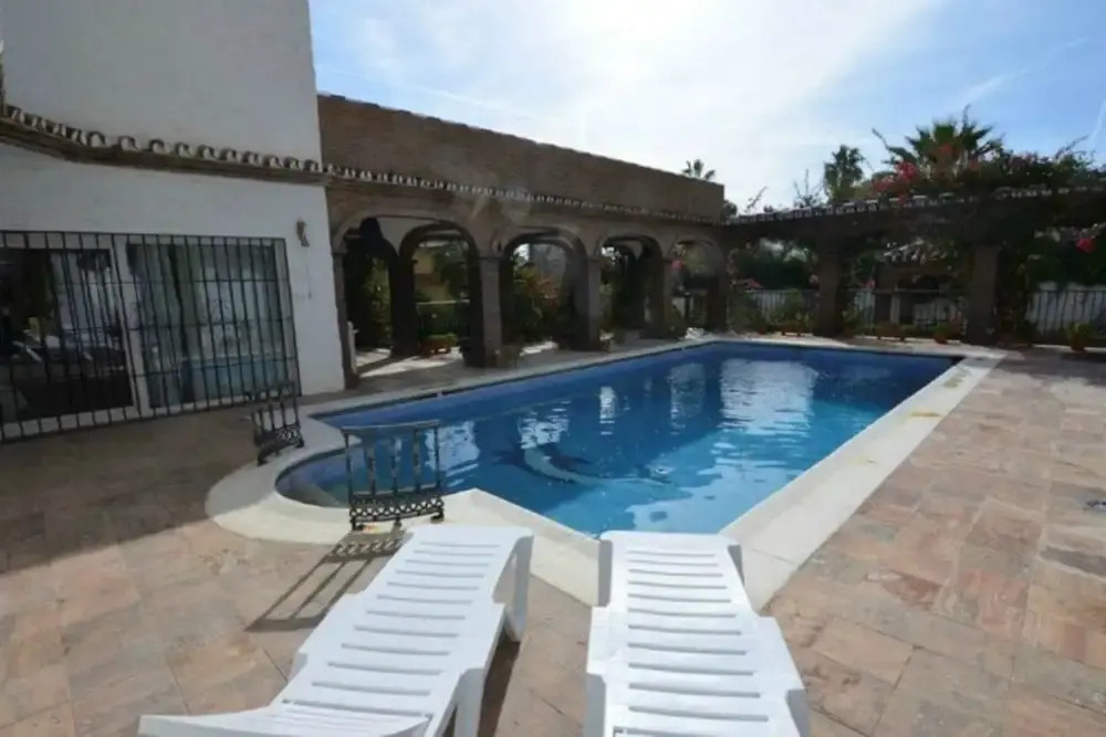 espectacular villa puerto marina playa