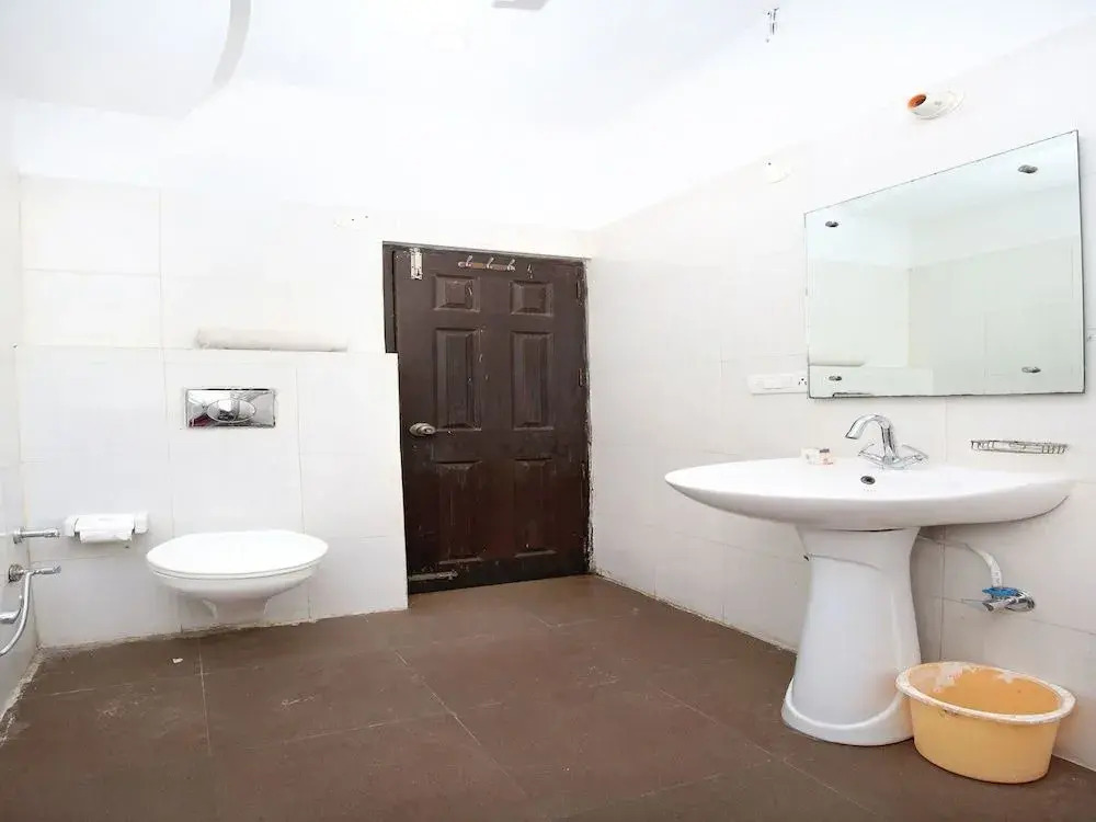 OYO 18540 Hotel Lemon And Chilli