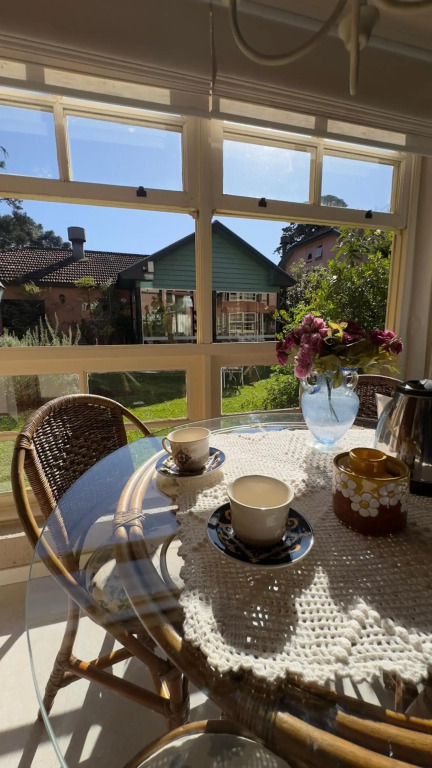 Apartamento Belo Jardim! Com LAREIRA 500 metros do LAGONEGRO, VISTA para Jardim em CONDOMINIO FECHAD0 com GARAGEM e Wi-Fi e PETFRIENDLY