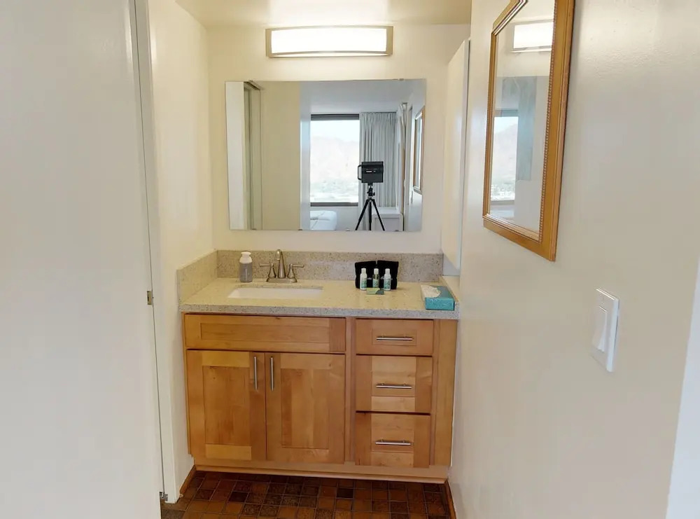 Deluxe Ocean and Diamond Head View Waikiki Condo, Free parking!